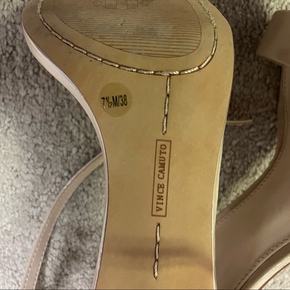 Vince Comuto! Like New!! Natural color/ patent leather sandals. 7.5 Worn twice. - Picture 6 of 8